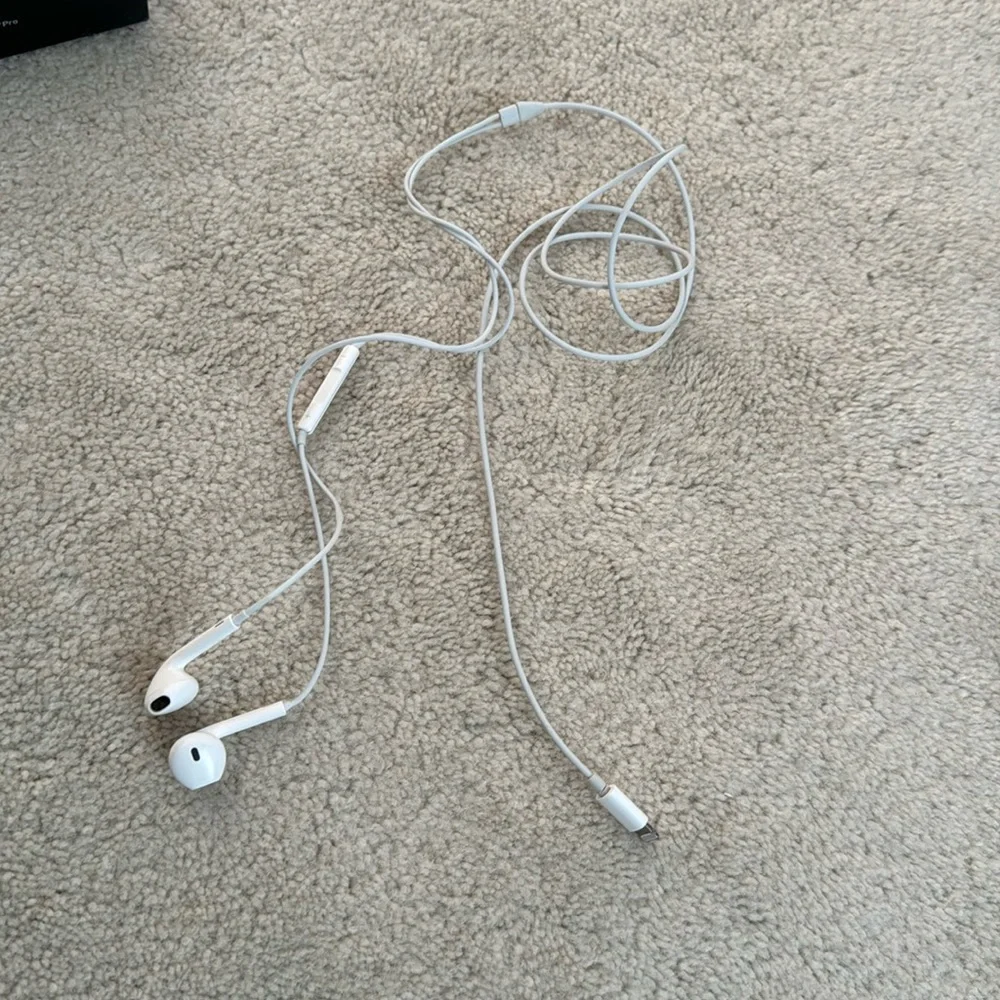 Apple Earbuds with lightening connection